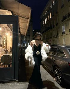 James Bond Aesthetic Female Outfit, Prom Dress With Fur Coat, Long Dress With Fur Coat, Mafia Au Aesthetic Outfits, Dark Hollywood Aesthetic, Black Dress With Fur Coat, Muscular Woman In Dress, Revenge Dress Aesthetic, Maffia Party Outfit Woman