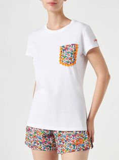 Woman white t-shirtPocket with multicolor flowers print and orange pipingSt. Barth embroidered on the sleeveRound necklineShort sleevesComposition: 100% Cotton White Short Sleeve Tops With Patch Pockets, White Summer Tops With Side Pockets, White Summer Top With Side Pockets, Orange Cotton Tops With Pockets, Orange Short Sleeve Tops With Pockets, Multicolor Flowers, Boho Swimwear, Saint Barth, Print Swimwear