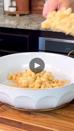 a video demonstrating how to make macaroni and cheese