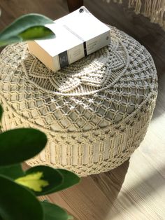 makrome puf macrame pouffe Macrame Ottoman, Macrame Projects Ideas, Diy Pouf, Macrame Rug, Macrame Pillow, Macrame Wedding, Macrame Patterns Tutorials, Textile Crafts