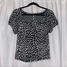 Super Cute Going Out Top Brand New Without Tags (Never Worn) Black And White Cheetah Print. Puff Sleeves And Knit Material. Square Neck. Size Medium. So Pretty! Casual Leopard Print Tops For Day Out, Leopard Print Short Sleeve Top For Day Out, Chic Short Sleeve Leopard Print Top, Fitted Leopard Print Blouse With Short Sleeves, Trendy Short Sleeve Leopard Print Blouse, Fitted Casual Leopard Print Tops, Black And White Cheetah Print, White Cheetah Print, Puff Sleeve Top