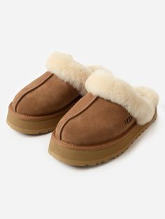 DESCRIPTION:A cozy sheepskin and suede slipper with a retro-inspired platform sole.FEATURES:Round ToeSuede UpperSheepskin Collar10mm Sheepskin Lining & InsoleEVA OutsolePlatform Height: 1 in. Ugg Size Chart, Suede Slippers, Saint Bernard, Womens Uggs, Christmas List, Retro Inspired, Chestnut, Cool Outfits, Slippers