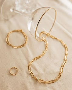 Jewelry Photoshoot Ideas Inspiration, Mimi Necklace, Necklace Photography, Gold Link Chain Necklace, Gold Link Necklace