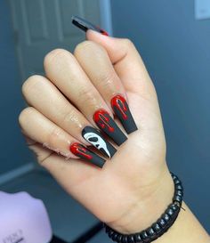 Spooky Nail Ideas Acrylic, Uñas Scary Movie, Halloween Horror Nails, Horror Nails Designs, Halloween Movie Nails, Scary Movie Nails, Horror Nails Acrylic, Jason Nails, Horror Movie Nails