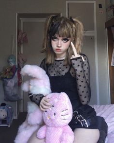 Grunge Outfit Inspiration, 90s Grunge Hair, Alternative Makeup, Brown Blonde Hair, Grunge Girl, Goth Aesthetic, Pretty Ppl, Grunge Goth, E Girl