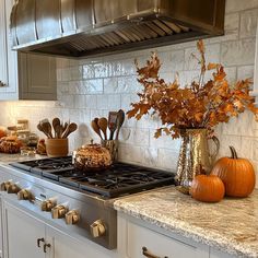 Fall decor ideas for black and white kitchen Fall Kitchen Window, Island Centerpiece Ideas Kitchen, Kitchen Fall Decorations, Kitchen Shelves Decor, Fall Kitchen Ideas, Fall Kitchen Table Decor