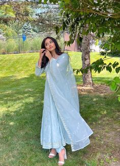 Poses For Pictures In Indian Wear, Desi Clothes Photo Ideas, Indian Simple Suits, Indian Western Dresses Outfits, Indian Aesthetic Wedding Outfits, Pictures In Traditional Wear, Pakistani Suits Poses, Pics In Traditional Dress, Traditional Suit Poses