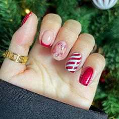 Holiday Nail Inspiration for Your Next Manicure - Jena Green Christmas Nail Stickers, Candy Cane Nails, Ballet Nails, Short Fake Nails, Cute Christmas Nails, Stick On Nails, Christmas Nail Designs, Christmas Nail