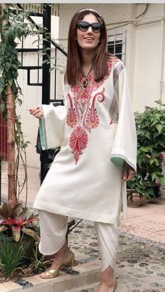 Woolen Tunics Design Winter, Kaftan Suit Designs For Ladies, Warm Suit Design Indian, Kashmiri Work Suits, Pheran Style Suit, Woolen Dresses Winter For Women, Kashmiri Kurti Design, Pheran Kashmiri Dress, Winter Suits For Women Indian