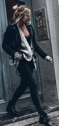 Distressed Pants, Pullover Outfit, Leather Jeans, Cute Winter Outfits, Looks Black, Outfit Trends, Leather Jacket Black, Edgy Look, Warm Outfits