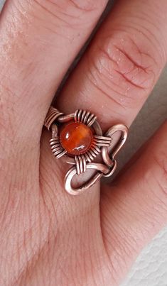 I made this ring from hard copper wire. I hammered, then decorated with red carnelian mineral bead. No adjustable. The beads size : 6 mm (0,236 inch) The ring weight: 6 grams. The ring size approximately: EU 48., USA 4 1/4. The ring is antiqued, polished and waxed copper.   Of course, it can be requested in other sizes. Production time 1-2 working days from the payment. I will send the jewel in bubble wrap and in a small bag. You can find more rings here: https://www.etsy.com/shop/EWirehu?section_id=24353061 Diy Wire Jewelry Rings, Wire Jewelry Rings, Wire Wrapped Stone Jewelry, Wire Jewelry Making, Woven Ring, Bijoux Fil Aluminium, Mineral Jewelry, Semiprecious Stone Jewelry, Red Carnelian