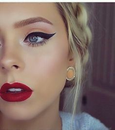 December Makeup, Maquillage Pin Up, Christmas Makeup Look, December Christmas, Perfect Eyeliner, Eyeliner Styles, Village Display