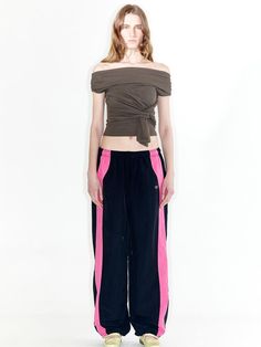 This is OPEN YY’s unique pants are designed with lightweight nylon material, making them suitable for wearing even in hot summers. The panel structure and color-block design add extra uniqueness to the look. With the waist being elasticized, they offer comfortable wear, and the drawstring allows for size adjustment according to preference.- Ideal for daily wear- Can be styled with various tops for different looks- Brand logos embroidered on the front and back add stylish points to the design Stretch Wide Leg Color Block Bottoms, Stretch Wide Leg Bottoms With Color Block, Sporty Nylon Color Block Bottoms, Sporty Color Block Nylon Bottoms, Sporty Nylon Parachute Pants For Summer, Nylon Color Block Athleisure Bottoms, Athleisure Nylon Bottoms With Color Block, Athleisure Nylon Color Block Bottoms, Color Block Nylon Sports Bottoms