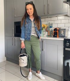 Fall Outfits With Green Cargo Pants, Olive Utility Pants Outfit, Olive Green Cargo Pants Outfit Casual, Hunter Cargo Pants Outfit, Green Cargo Pants Jean Jacket, Outfits With Cargo Pants Women, How To Wear Army Green Pants, Green Kacki Pants Outfit, Green Cargo Capris Outfits