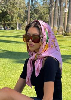 Stylish Head Scarf, Summer Silk Scarf, Head Scarfs Ideas, Head Scarf Ideas, Summer Head Scarf, Head Scarf Summer, Head Scarf Outfit, Scarf Outfit Summer, Scarf Aesthetic