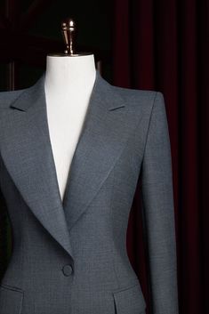 Make a refined fashion statement with this grey single-breasted suit, perfect for modern people who value understated elegance. The versatile color and tailored fit ensure you'll look effortlessly chic at various occasions, from meetings to elegant evenings. Refined Fashion, Single Breasted, Fashion Statement, Grey, Color