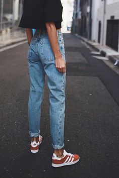 HOW TO GET THE PERFECT FIT JEANS FOR ‘LITTLE BUMS’ – THISTHINGCALLEDFASHION Minimalista Sikk, Jaket Denim, Mama Jeans, Mode Retro, Boyfriend Jean, Outfit Jeans, High Rise Mom Jeans, Ținută Casual, Weekend Outfit