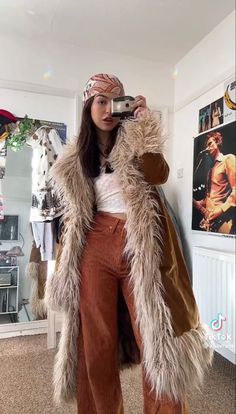 Winter Going Out Outfits, Looks Adidas, Boho Winter Outfits, 00s Mode, Stile Blair Waldorf, Adrette Outfits, Winter Outfits Aesthetic, 70s Inspired Fashion, Chic Winter Outfits