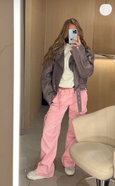 Pink Pants Outfit Aesthetic, Pink Trousers Outfit Casual, Pink Pants Outfit Street Style, Trousers Outfit Aesthetic, Casual Outfits Pink, Oversized Leather Jacket Outfits, Hannah Schonberg, Pink Trousers Outfit, Pink Pants Outfit