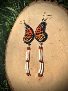 Butterfly Dentalium Native Beaded Earrings. gray - Etsy Butterfly Beaded Earrings, Native Beaded Earrings, Native American Beadwork Patterns, Earrings Patterns, Beaded Earring, Native American Beadwork, Beadwork Patterns