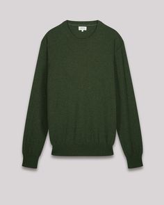 Men's round-neck sweater with visible stitching. Ribbed edges at the collar, cuffs and waistband. Classic Green Sweater With Ribbed Collar, Classic Green Wool Sweater, Green Cashmere Sweater With Ribbed Cuffs, Classic Green Sweater With Ribbed Cuffs, Classic Merino Wool Sweater With Ribbed Collar, Classic Crew Neck Wool Sweater, Classic Wool Crew Neck Sweatshirt, Classic Wool Crew Neck Sweater, Classic Wool Crew Sweater