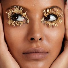 Makeup Looks Avant Garde, Nails Editorial, Editorial Makeup Looks, Make Com Glitter, Avant Garde Makeup, Glowing Makeup, Editorial Makeup, Makati, Gold Nails