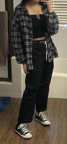 Grunge Outfits 90s Aesthetic Vintage, Aufits Grunge Girl, Outfit Ideas For Masculine Women, Aufits Rockstars, Grunge 80s Outfits, Female Grunge Outfits, Black Grunge Aesthetic Outfit, 90s Grunge Style Outfits, Aesthetic Outfits Sweatpants