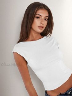 Olivia Mark - Sleeveless Top with Round Neck and Open Back, Featuring a Sexy Cutout Design Solid Color Short Sleeve Club Top, Seamless Tops For Summer Night Out, White Seamless Party Top, Root Stretch, Cutout Design, Olivia Mark, Workout Clothes, Open Back, Sleeveless Top