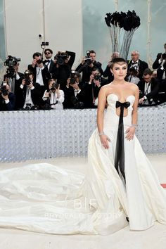 Florence Pugh 2023 Met Gala Strapless Long Train Dress Florence Pugh 2023, Florence Pugh Red Carpet, Long Train Dress, Michaela Coel, Best Celebrity Dresses, Western Outfits Men, Red Carpet Gowns, Fit And Flare Skirt, Emma Chamberlain