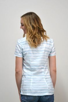 a woman standing in front of a white wall with the words how to sew back darts