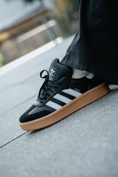 Klick hier für mehr Infos zu dem adidas Samba XLG Black auf unserer Seite oder checke unsere kostenlose Dead Stock App. Samba Xlg Outfit, Samba Shoes, Aesthetic Shoes, Adidas Samba, My Love, Fashion Shoes, Converse, Pick Up, Adidas