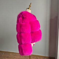 Bleiben Sie warm und stilvoll in unserer pinkfarbenen Kunstpelzjacke! Diese Jacke aus dem weichsten Kunstpelz ist perfekt, um jedem Outfit einen Farbtupfer zu verleihen. Fühlen Sie sich selbstbewusst und schick und bleiben Sie an diesen kühlen Tagen gemütlich.

 Technische Daten 







 Mustertyp: Fest 

















 Kragen: Rundhals 














 Verschlussart: Einreihig 












 Futtermaterial: Acryl 









 Ärmellänge: Lang 














 Material: Pelz Pink Fur Jacket, Pink Faux Fur Jacket, Fur Jacket Women, Leather Coat Womens, Red Fur, Fox Fur Jacket, Real Fur Coat, Fur Hood Coat, Wool Coat Women