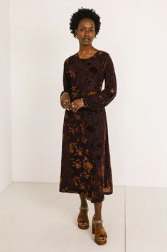 Midi velvet dress Winter Dresses Velvet, Velvet Fall Dress, Cocktail Attire For Women Wedding, Dress With Coat, Cocktail Wedding Attire, Wedding Guess Dress, Velvet Formal Dress, Cocktail Attire For Women, Formal Dress Patterns