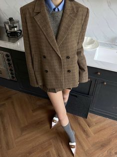 Outfits With Brown Blazer, Brown Blazer Outfit, Green Beach, Classic Outfit, Autumn Outfit, Casual Style Outfits, Looks Vintage, Outfits Casuales