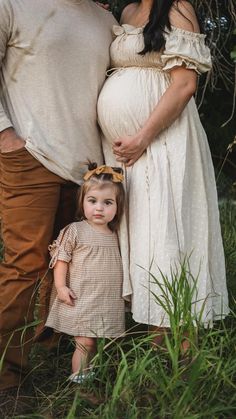 Velvet Dress Family Photoshoot, Maternity Photo Family, Maternity Pictures Family, Family Maternity Pictures, Fall Maternity Photos, Maternity Photography Family, Fam Photos, Maternity Photography Poses Outdoors, Pregnancy Pics