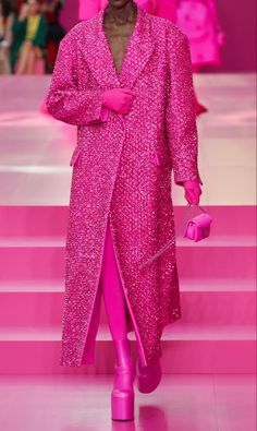 Valentino Fall 2022, Pink Aesthetic Girly, Pink Runway, High Class Fashion, Pink Clothes, Outfits New Year, Aesthetic Girly, Special Clothes, Fall 2022