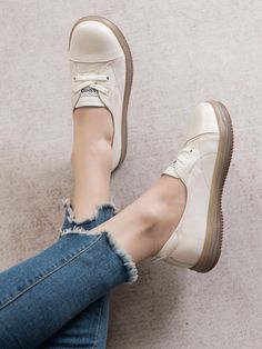 Cream Ladies Loafers, White Flat Shoes, Leather Loafers Women, Funky Shoes, Rumor Has It, Style Savvy, Beige Shoes, Shoe Covers, Sporty Chic