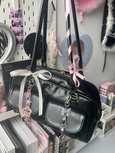 Aesthetic Crafts, Bag Ideas, My Bag, School Bag, Please Do, Hand Bag, Makeup Inspiration, Pretty Things, Keychains