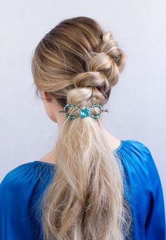 Long hair Dutch braid hairstyle in a hibiscus Flexi hair barrette | 12 Easy Summer Hairstyles To Keep You Cool In 2019 | easy hairstyles for summer | hairstyles for long hair | hairstyles for medium length hair | hibiscus hair clip | summer hairstyles for women | easy summer hairstyles #braids #DutchBraid Hary Styles, Rose Ideas, Lovely Hairstyles, Lilla Rose, Asymmetrical Hairstyles, Hairstyles With Glasses, Rose Purple, Shoulder Hair, Easy Summer Hairstyles