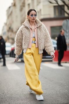 Mantel Outfit, Top Street Style, Street Style Fall Outfits, Yellow Pants, Paris Fashion Week Street Style, Looks Street Style, Autumn Street Style, Fashion Weeks