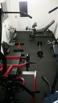 there are many different gym equipment in this room