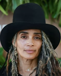 Older Woman Dreadlocks, My Husband Quotes, Look Grunge, Grandma Fashion, Lisa Bonet, Zoe Kravitz, Ageless Style, Advanced Style, Ageless Beauty