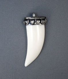 Brand new style just in    (S55B12-02) One white Tibetan carved bone horn pendant with engraved heart designs on the silver toned brass cap. Measures approximately 48mm x 21mm x 9mm-- sizes may vary slightly for each horn pendant as these are handmade. BUY IN BULK AND SAVE 5 HORNS HERE https://www.etsy.com/listing/192950418/tibetan-white-carved-bone-horn-pendant ---------------------------------------------------------------------------------------------------------------------------- SHIPPING P Boho Mode, Heart Designs, Bone Pendant, Carved Bone, Bone Horn, Silver Caps, Horn Pendant, Bone Carving