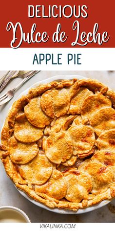 an apple pie on a table with the title in spanish above it and below that reads delicious