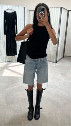 Long Black Denim Shorts Outfit, Long Baggy Jean Shorts, Carpenter Jorts Outfit, Spring Streetwear Jean Knee-length Shorts, Jorts + Boots, Long Jean Shorts Outfit, Baggy Jean Shorts, Rainboots Outfit, Carpenter Shorts