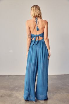 WOOVEN JUMPSUIT Size + Fit - Model is wearing size S - Measurements taken from size S - 5'9" / 175CM - 32-24-34 Trendy Bed, Halter Top Jumpsuit, Flowy Jumpsuit, Halter Neck Jumpsuit, Blue Jumpsuits, Halter Neckline, Wide Leg Jumpsuit, Two Piece Outfit, Look Chic