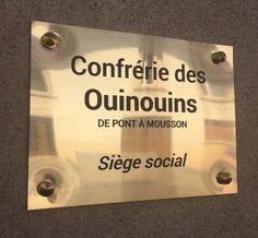 a sign on the side of a building that says conferie des quinnoiss de pont a mousson