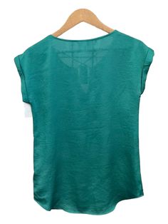 Brand: EXPRESS Style: BLOUSE SLEEVELESS Color: EMERALD Size: XS Other Info: 100%POLYESTER SKU: 129-5941-9030 CONDITION: GENTLY USED Summer Green Blouse With Crew Neck, Green V-neck T-shirt For Summer, Green Crew Neck Blouse For Summer, Casual Green Tops For Summer, Casual Green Sleeveless Top, Casual Green Sleeveless T-shirt, Green Short Sleeve Summer Blouse, Casual Green Summer Blouse, Summer Tank T-shirt