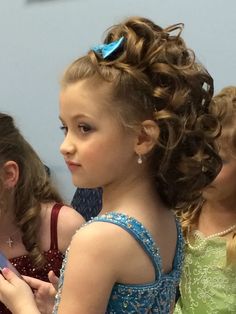 Beauty Pageant Hairstyles, Sanggul Modern, Easy Hairstyles For Kids, Kids Curly Hairstyles, Curly Updo, Toddler Hairstyles Girl, Half Updo