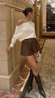 Brown Shorts For Day Out In Fall, Chique Outfit, Chique Outfits, Stil Elegant, Foto Poses, Dinner Outfits, Mode Inspo, Looks Chic